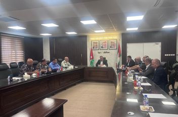 وزير الداخلية يزور دار محافظة العقبة ويجتمع مع مجلسها الأمني