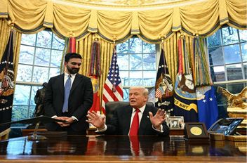 الرئيس الأميركي دونالد ترامب يصافح عمدة مدينة نيويورك المنتخب زهران ممداني