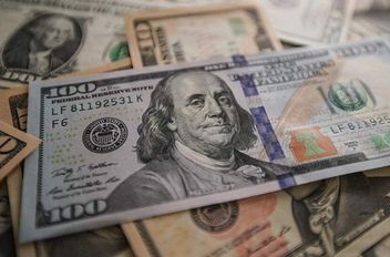 إدارة ترامب تدرس تعزيز الهيمنة العالمية للدولار وسط المنافسة مع الصين
