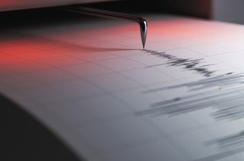 باستخدام الذكاء الاصطناعي .. علماء يحلون لغز "الزلازل الغامضة" قرب بركان سانتوريني