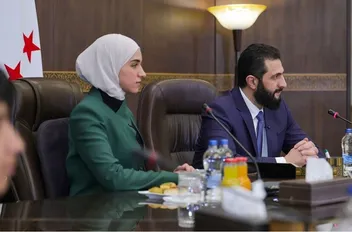 فيديو .. حركة بسيطة لزوجته تكشف عن قيم وأدب الرئيس الشرع أمام الجميع