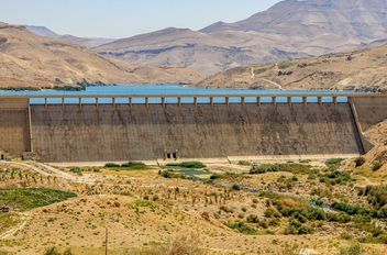 تنفيذ 15 سداً وحفيرة صحراوية ضمن استراتيجية 2025 لوزارة المياه