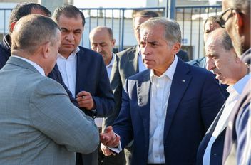 رئيس الوزراء جعفر حسَّان يبدأ جولة ميدانيَّة تفقديَّة من لواء الرصيفة