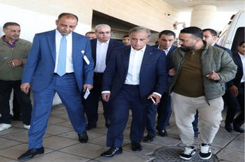 رئيس الوزراء جعفر حسان، في مستشفى الزرقاء الحكومي