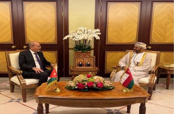 وزير الخارجية وشؤون المغتربين أيمن الصفدي، في مسقط، مع وزير خارجية سلطنة عُمان بدر البوسعيدي