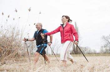 نوع من المشي يفوق فعالية 10 آلاف خطوة يوميًا