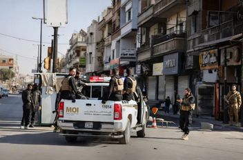 حظر تجوال في حمص إثر مقتل رجل وزوجته وكتابة عبارات طائفية