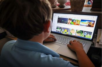 بدأ تطبيق سناب تشات في أستراليا التحقق من أعمار مستخدميه المراهقين، وفق ما ذكر متحدث باسم الشركة، الاثنين، قبل أسابيع من تطبيق كانبرا قوانين تحظر استخدام من هم دون 16 عاما لوسائل التواصل الاجتماعي.

و