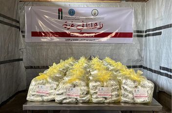 "الخيرية الهاشمية" ونقابة تجار المواد الغذائية توزعان وجبات ساخنة في شمال غزة