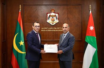 أمين عام وزارة الخارجية  السفير ضيف الله الفايز وسفير الجمهورية الإسلامية الموريتانية الطالب المختار الشيخ محمد المجتبى