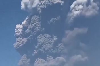 فيديو .. انفجار مهول لبركان في إثيوبيا يؤثر على دول عربية
