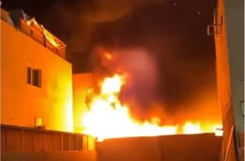 حريق ضخم يندلع في المنطقة الحرفية بالعقبة