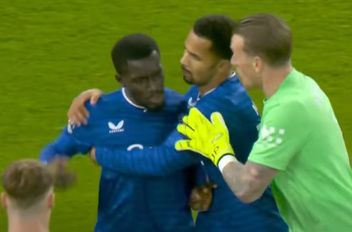 في أغرب حالة طرد في العالم .. لاعب يغادر بالحمراء بعد ضرب زميله !