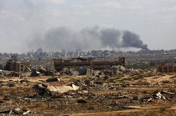 غارات وقصف مدفعي إسرائيلي داخل الخط الأصفر
