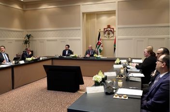 الملك يؤكد أهمية إعداد خطة واضحة وموحدة لتطوير مسار الاستثمار

