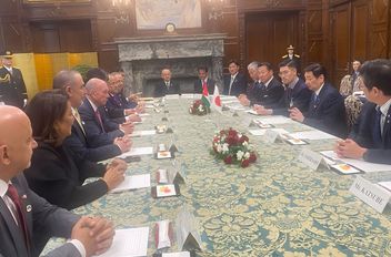 رئيس الأعيان يُجري مباحثات مع نظيره الياباني في طوكيو