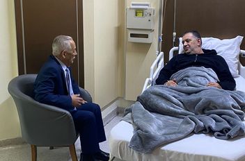 العيسوي ينقل تمنيات الملك وولي العهد بالشفاء العاجل للوزير الأسبق نضال البطاينة