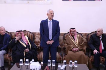 مندوبا عن الملك وولي العهد .. العيسوي يعزي عشيرة صندوقة