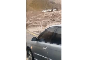 الامطار تُغلق طريق وادي شعيب وعشرات المركبات عالقة بسبب الانهيارات