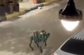 الوكيل الإخباري-   استخدمت الأجهزة الأمنية في مداهمة الرمثا (روبوت) على شكل كلب، أو ما يعرف بـ (الكلب الروبوتي)، المجهزة بأجهزة وتقنيات الذكاء الاصطناعي.

وفيما يلي معلومات عن هذه الكلاب الروبوتية:

م