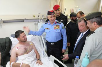 مديرا المخابرات العامة والأمن العام يعودان مصابي المداهمة الأمنيّة