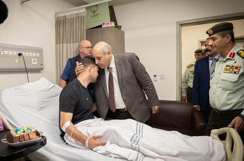 القاضي يزور مصابي المداهمة الأمنية في الرمثا