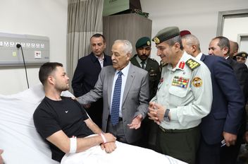 بتوجيهات ملكية .. العيسوي يطمئن على مصابي المداهمة الأمنية في الرمثا