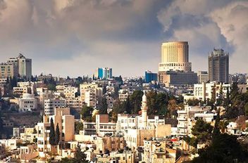 وتتراوح درجات الحرارة العظمى والصغرى في شرق عمان اليوم بين 18 - 11 درجة مئوية، وفي غرب عمان 16 - 9، وفي المرتفعات الشمالية 14 - 7، وفي مرتفعات الشراة 15 - 6، وفي مناطق البادية 22 - 8، وفي مناطق السهول