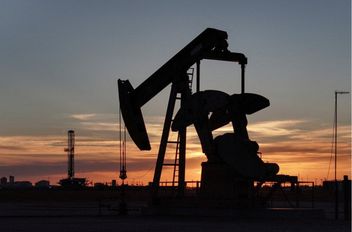 تعافت أسعار النفط بشكل طفيف الأربعاء بعد انخفاضها في الجلسة السابقة إلى أدنى مستوياتها في شهر وسط مؤشرات عن قرب توصل أوكرانيا إلى اتفاق سلام مع روسيا في تطور سيؤدي على الأرجح إلى إنهاء العقوبات الدولي