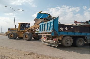 جانب من حملة إزالة العشوائيات في البحر الميت.