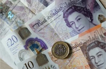 الجنيه الإسترليني عند أعلى مستوى في شهر بعد إعلان الموازنة