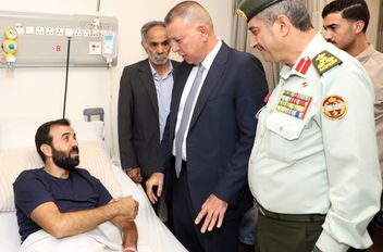 وزير الداخلية يزور مصابي المداهمة الأمنية في الرمثا