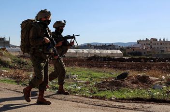 الاحتلال يعدم شابين في جنين بطريقة وحشية ويحتجز جثمانيهما
