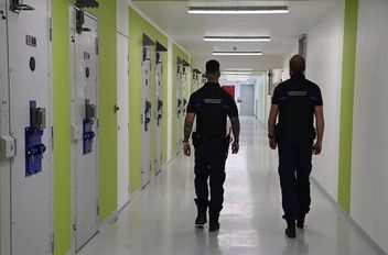 فرار محتجزين اثنين من سجن فرنسي باستخدام منشار وملاءات