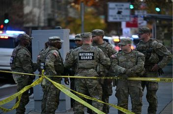 جنود من الحرس الوطني يتجمعون قرب مسرح جريمة بعد إطلاق نار في وسط مدينة واشنطن العاصمة