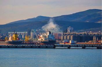 ميناء نوفوروسيسك البحري التجاري في روسيا