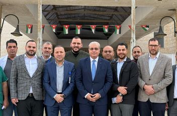 يكرّم طاقم مستشفى الرمثا الذي استقبل وعالج أبناءنا في المداهمة الأخيرة.