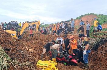 ارتفاع حصيلة ضحايا الفيضانات في إندونيسيا إلى 300
