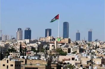 وتتراوح درجات الحرارة العظمى والصغرى في شرق عمان اليوم بين 22 - 12 درجة مئوية، وفي غرب عمان 20 - 10، وفي المرتفعات الشمالية 18 - 11، وفي مرتفعات الشراة 19 - 12، وفي مناطق البادية 25 - 13، وفي مناطق ال