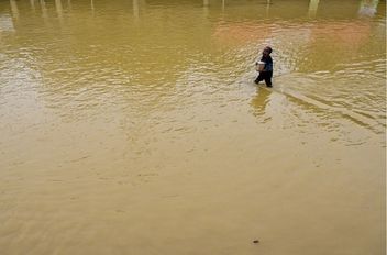 كافحت السلطات السريلانكية ارتفاع منسوب مياه الفيضانات في أجزاء من العاصمة كولومبو الأحد، بعد أن خلف إعصار قوي دمارا كبيرا وأودى بحياة 159 شخصا على الأقل في جميع أنحاء البلاد.

وقال مركز إدارة الكوارث