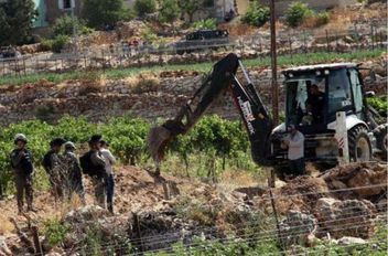 أصدرت سلطات الاحتلال الإسرائيلي، الإثنين، قرارا عسكريا يقضي باقتلاع أشجار من أراضي قريتي راس كركر، وكفر نعمة غرب رام الله.

وينص القرار على إزالة واقتلاع الأشجار من مناطق (الوجه الغربي وجبل الريسن في