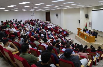 الأمن يواصل تنظيم فعاليات الأسبوع التوعوي الجامعي "بالحوار نبني بيئة جامعية آمنة"
