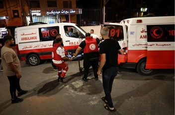 مسعفون ينقلون مصابا في الضفة الغربية