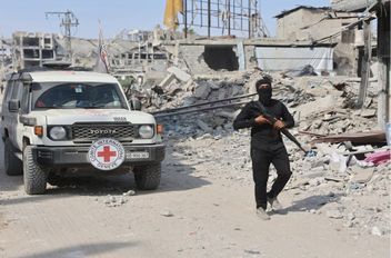 معاريف: التحقق من جثث 3 أسرى سلمتهم حماس
