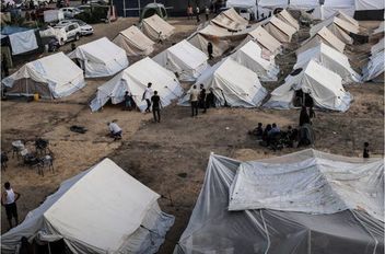 75 ألف نازح يحتمون في 100 مبنى أممي متهالك بغزة
