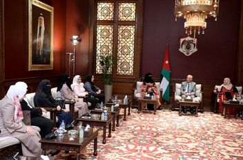 رئيس الديوان الملكي الهاشمي يلتقي وفدا من جمعية أغصان العطاء الخيرية
