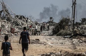 استشهد مواطن فلسطيني وأصيب آخر، صباح اليوم، برصاص مسيرة إسرائيلية في منطقة الشعف في حي التفاح شمال شرقي مدينة غزة.
وقالت مصادر فلسطينية إن طائرة مسيرة لجيش الاحتلال "كواد كوبتر" أطلقت النار تجاه مجموع