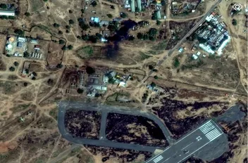 دخان يتصاعد من حرائق مشتعلة حول مطار الفاشر في مدينة الفاشر. السودان