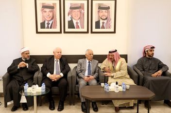 مندوبًا عن الملك وولي العهد .. العيسوي يعزي آل السعدون