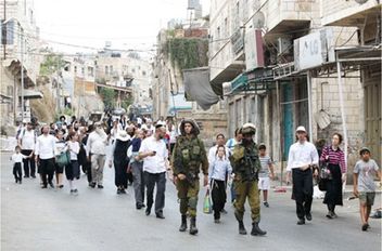 مستوطنون يغلقون الطريق 60 المؤدي لمدينة الخليل
